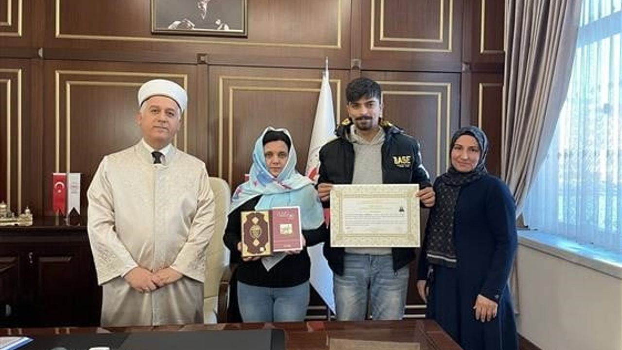 Macar Kadın İslam Dinini Seçti