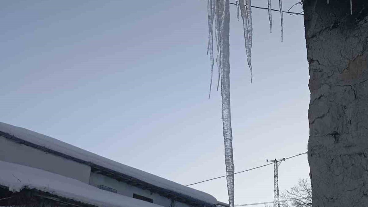 Malatya'da Buz Sarkıtları 2 Metreyi Buldu