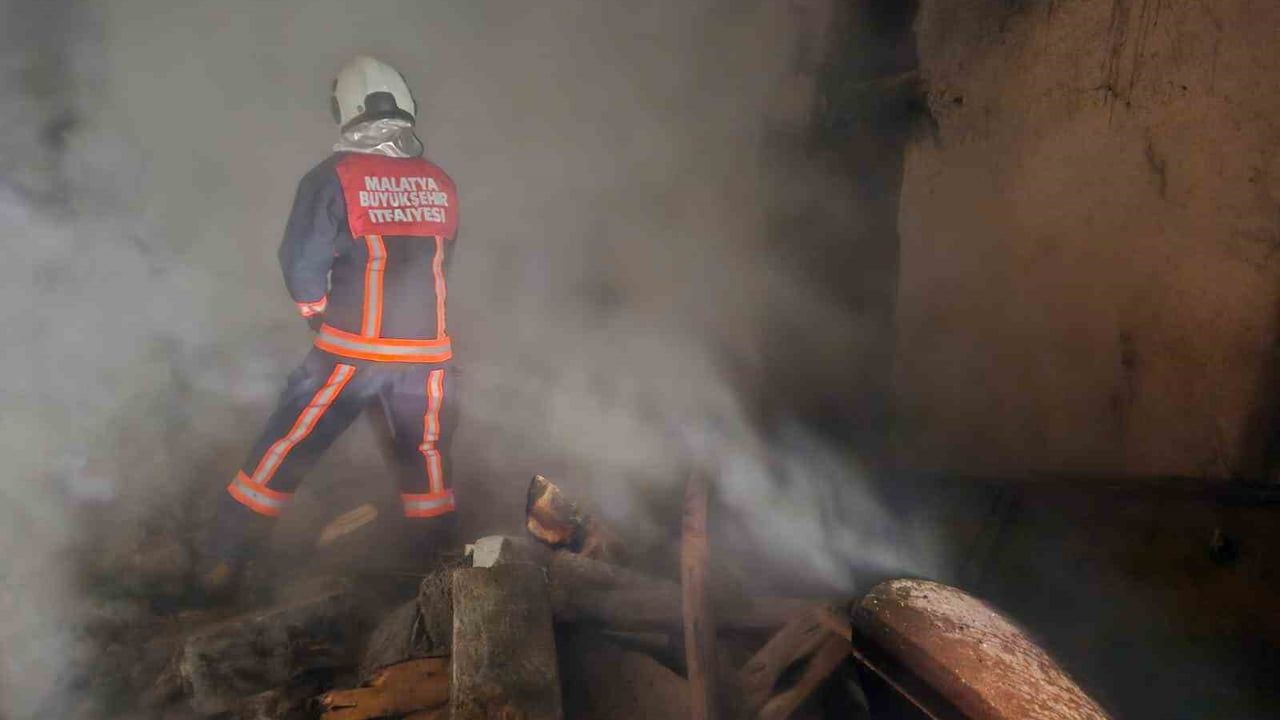 Malatya'da Evin Yangında Kullanılamaz Hale Gelmesi