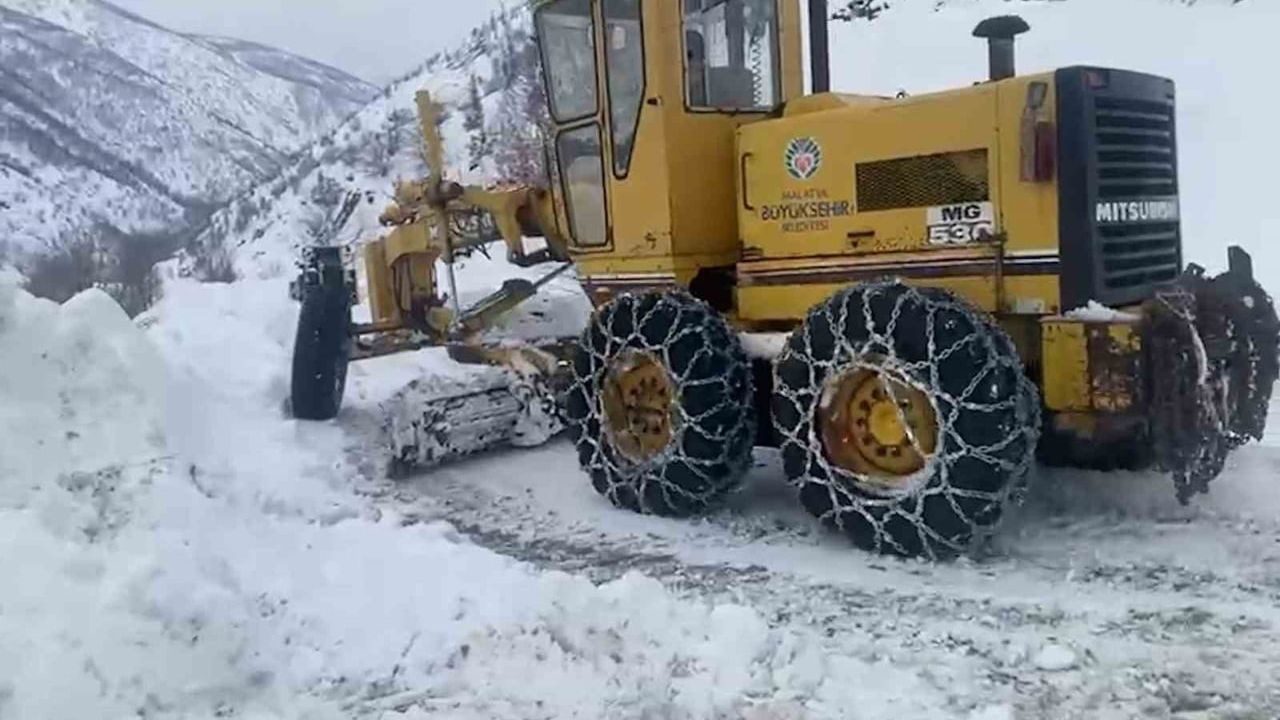Malatya'da Karla Mücadele: 176 Mahalle Yolu Ulaşıma Açıldı