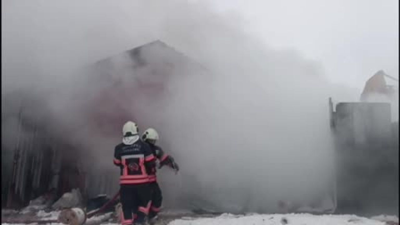 Malatya'da Şantiye Depo Yangını Kontrol Altına Alındı