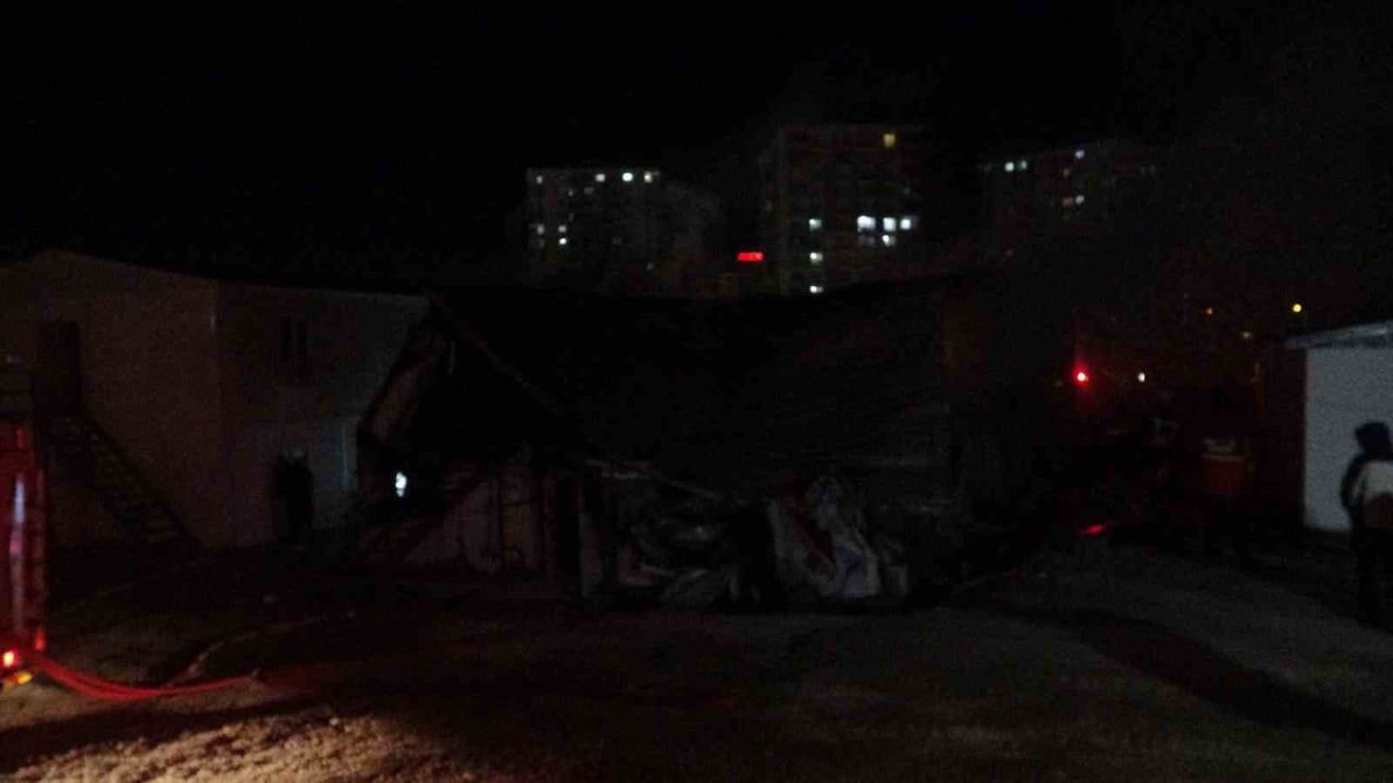 Malatya'da Şantiyede Yangın Paniği