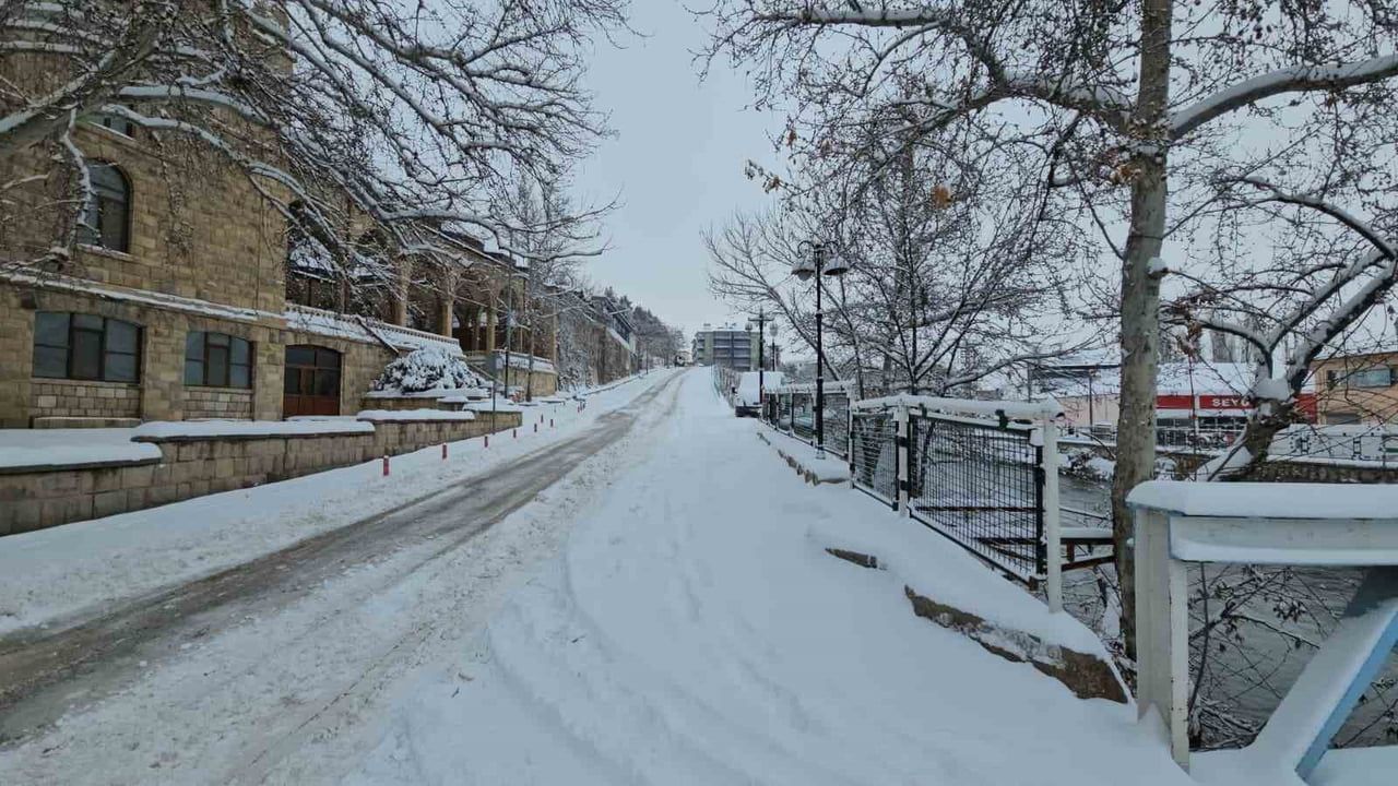 Malatya’da Yoğun Kar Yağışı Ulaşımı Olumsuz Etkiliyor