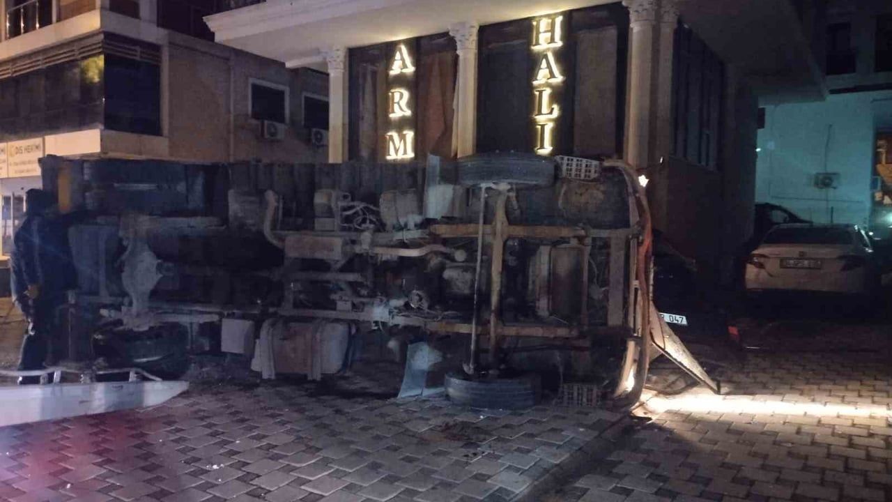 Maltepe'de Moloz Yüklü Kamyonet Kazası