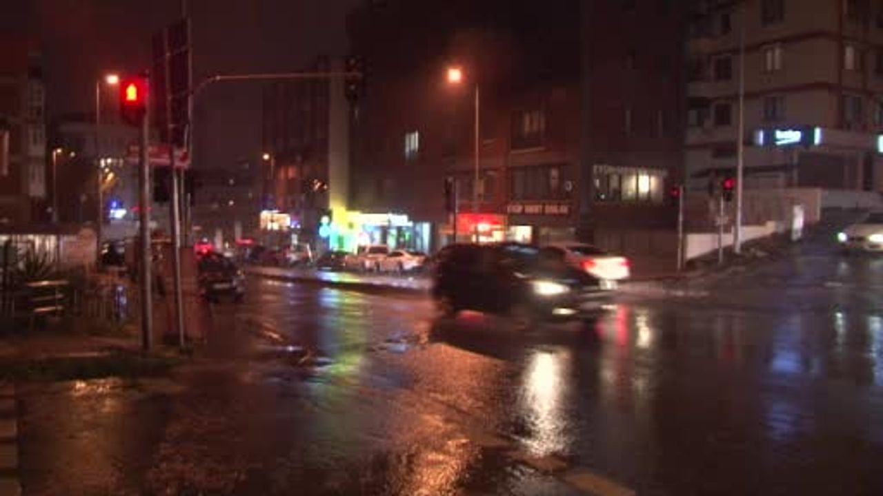 Maltepe'de Şiddetli Yağış Yolları Su Altında Bıraktı