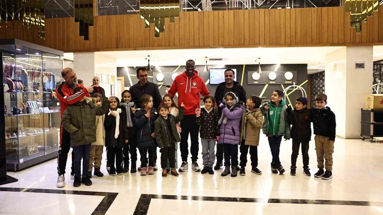 Mame Thiam, Dicle'de Öğrencileriyle Bir Araya Geldi