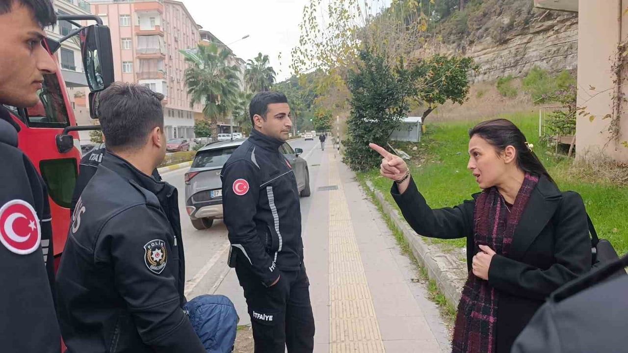 Manavgat'ta Balkonda Çocuk Mahsur Kaldı