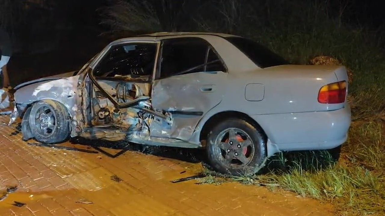 Manavgat'ta Direğe Çarpan Araç Hurdaya Döndü