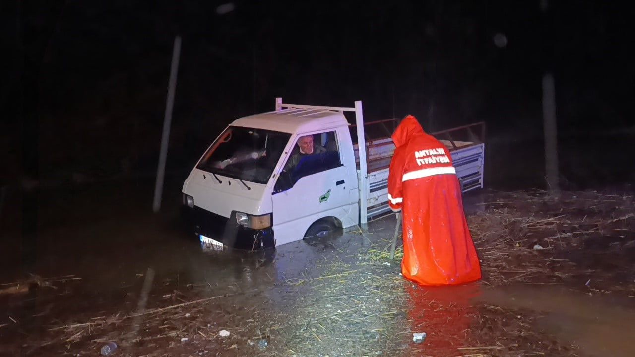 Manavgat'ta İtfaiye Ekiplerine Sitem: Araç Kurtarma Beklentisi