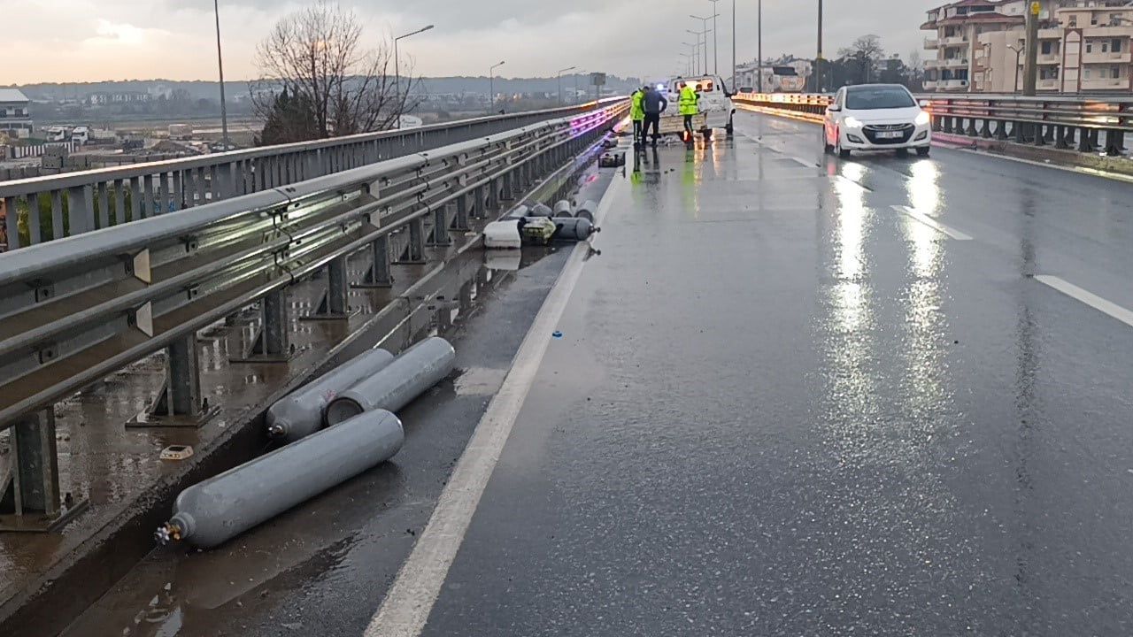Manavgat'ta Kamyonet Kazası: Etilen Tüpleri Yola Saçıldı