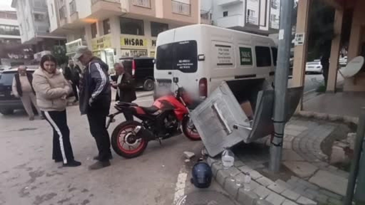 Manavgat'ta Kamyonet ve Motosiklet Çarpıştı: 1 Yaralı