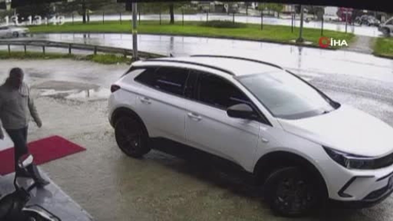 Manavgat'ta Kontrolden Çıkan Otomobil Sinyalizasyon Direğine Çarptı