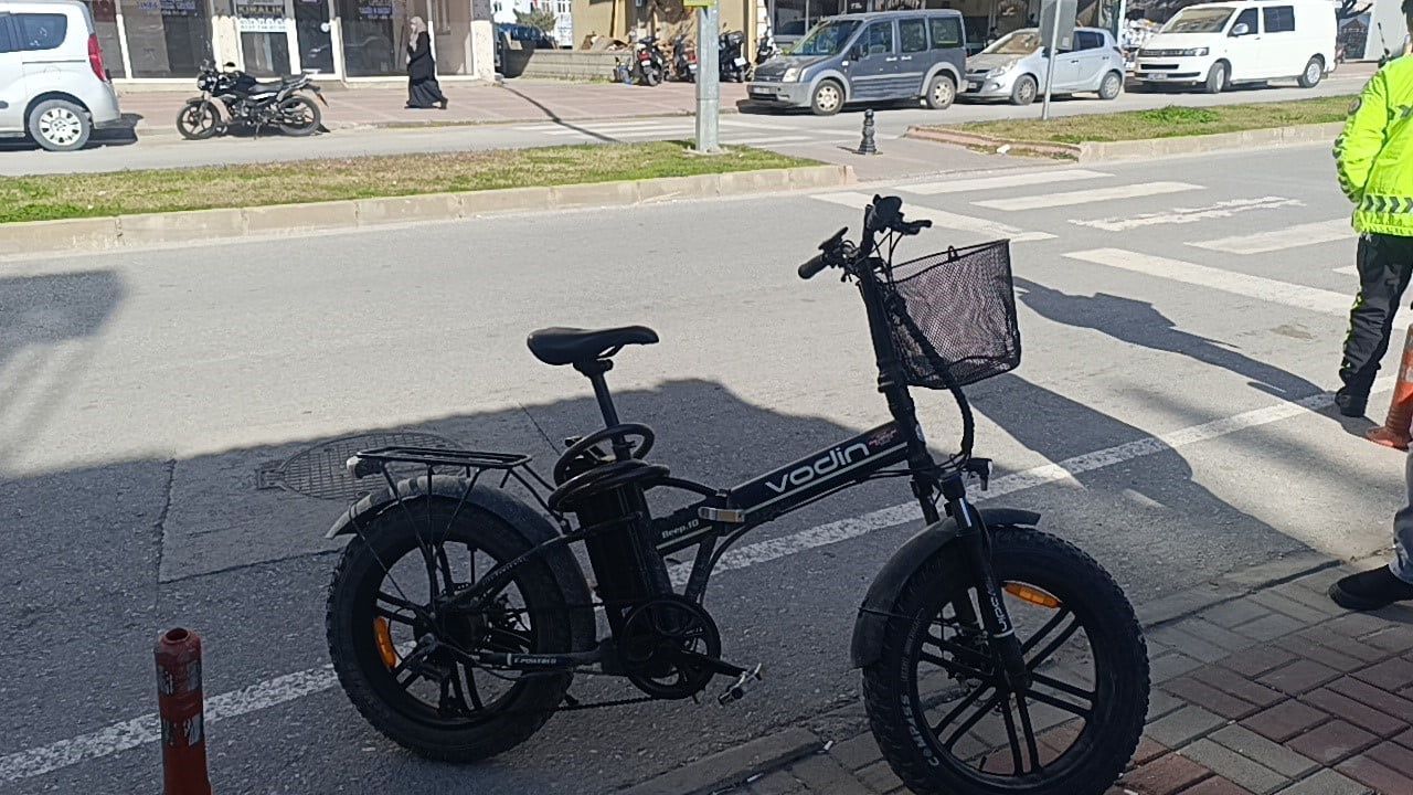 Manavgat'ta Motosiklet ve Elektrikli Bisiklet Çarpıştı