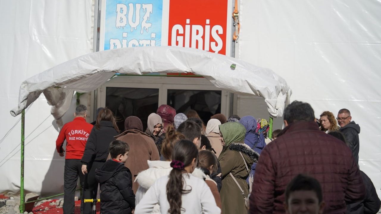 Manisa'da 5 Bin Öğrenci Buz Pistinde Eğleniyor