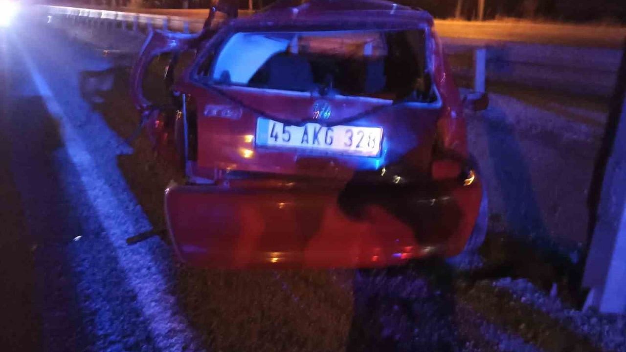 Manisa'da Elektrik Direğine Çarpan Araçta İki Kayıp, Bir Yaralı