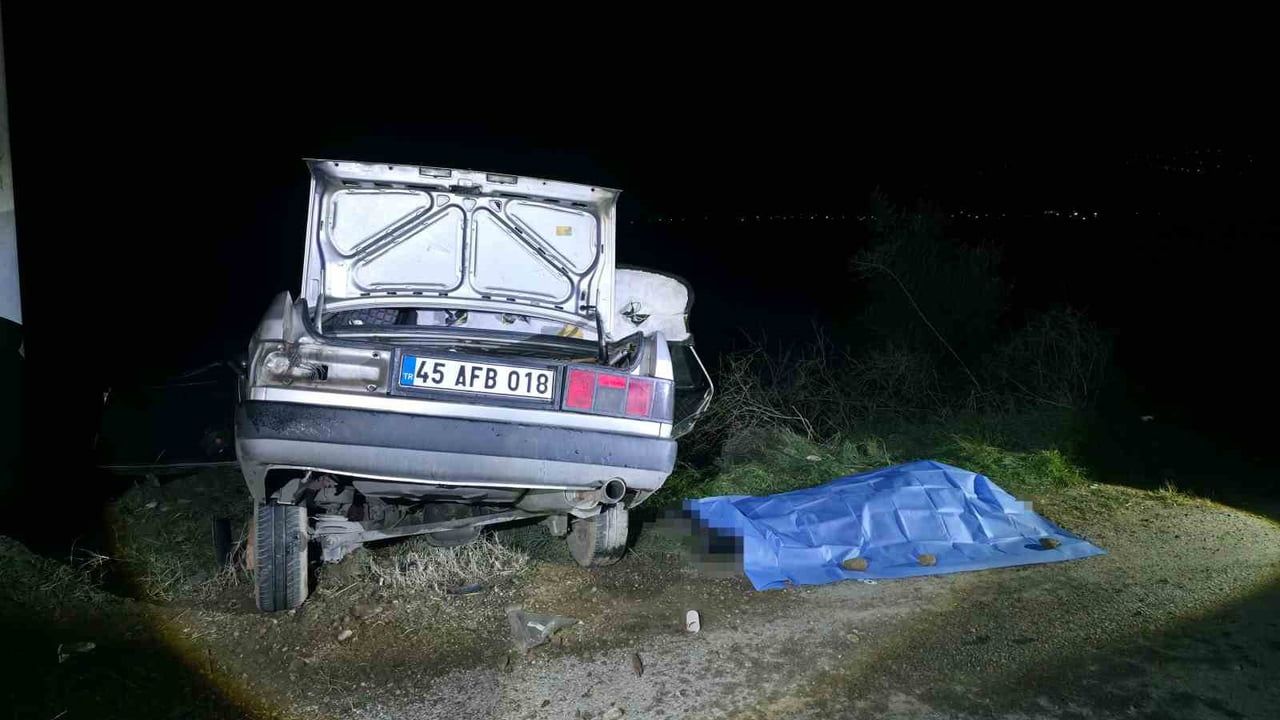 Manisa'da Elektrik Direğine Çarpan Otomobilde Trafik Kazası