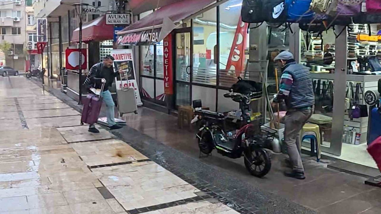 Manisa'da Fırtına ve Yağmur Esnafı Zorluyor