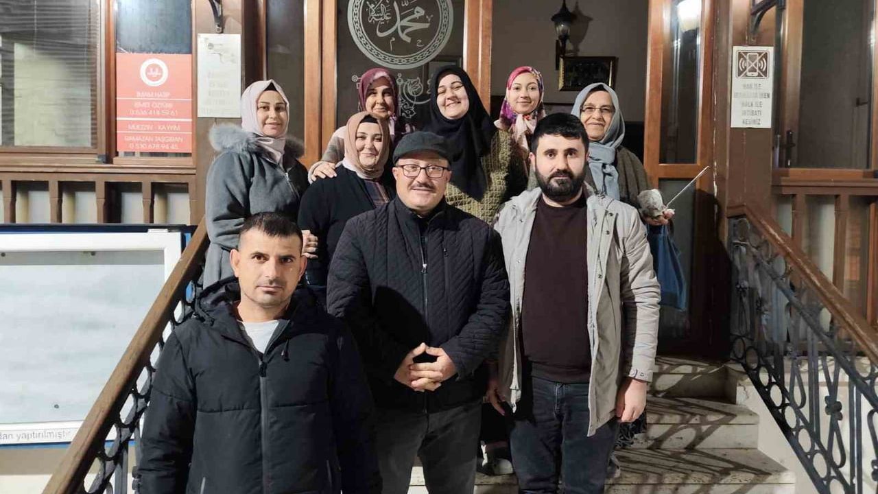 Manisa'da Miraç Kandili'nde 663 Yıllık Camide Süt Dağıtımı