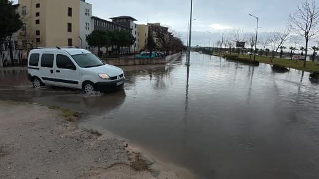Manisa'da Sağanak Yağış Hayatı Olumsuz Etkiledi