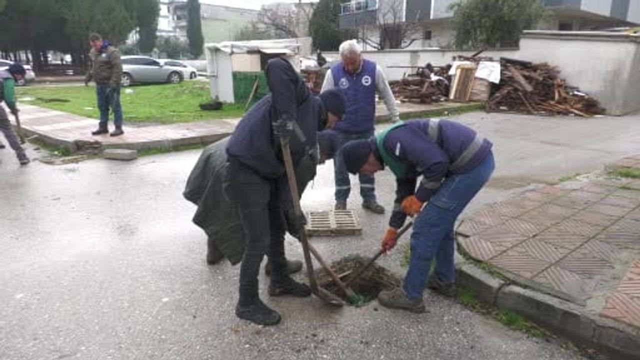 Manisa'da Sağanak Yağışa Karşı Ekipler Sahada
