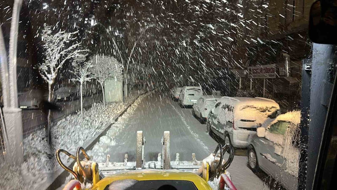 Mardin Beyaza Büründü: Kar Yağışı Şehri Kapatladı