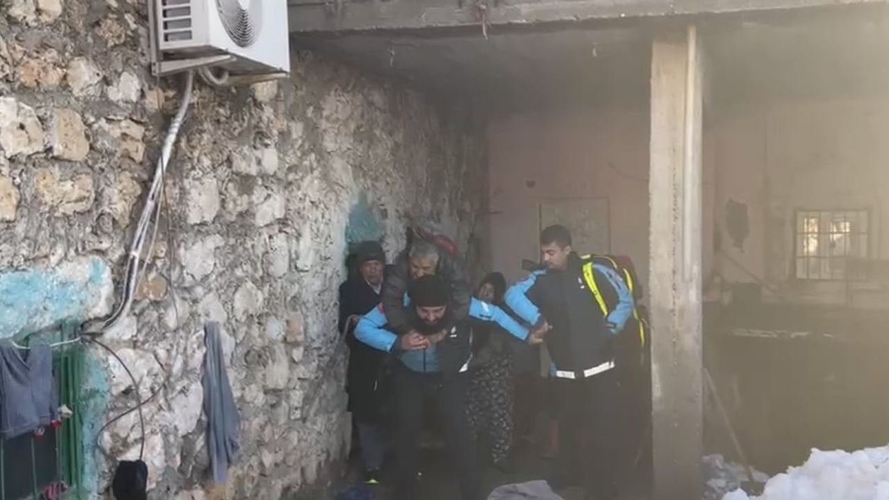 Mardin'de Fedakar Sağlık Çalışanları: 84 Yaşındaki Hastayı Sırtında Taşıdılar