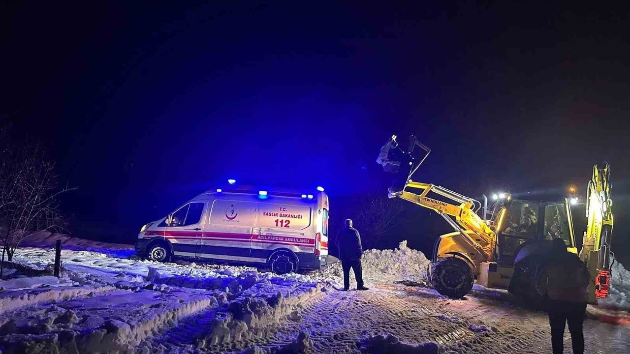 Mardin'de Kar Yağışında Mahsur Kalan Ambulans Kurtarıldı