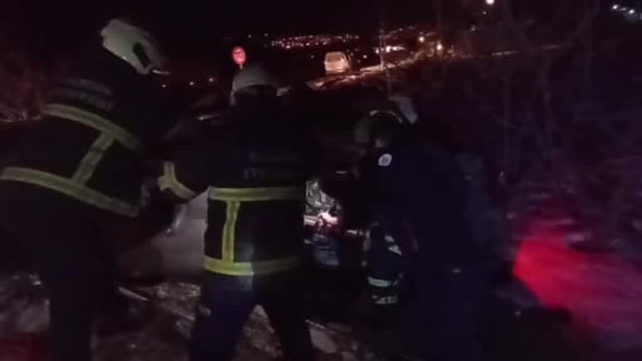 Mardin'de Trafik Kazası: Elektrik Direğine Çarpan Araçta 1 Yaralı