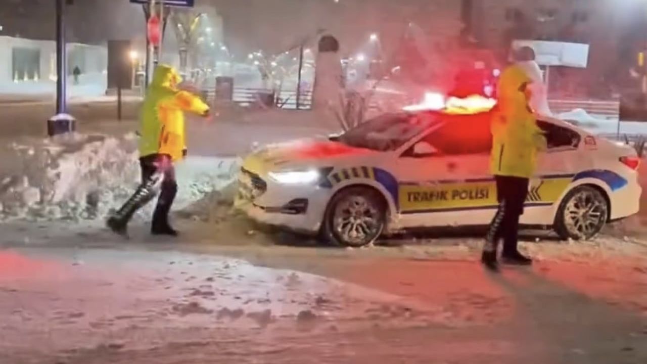 Mardin'de Trafik Polisi ve Çocuklar Arasında Eğlenceli Kar Savaşı