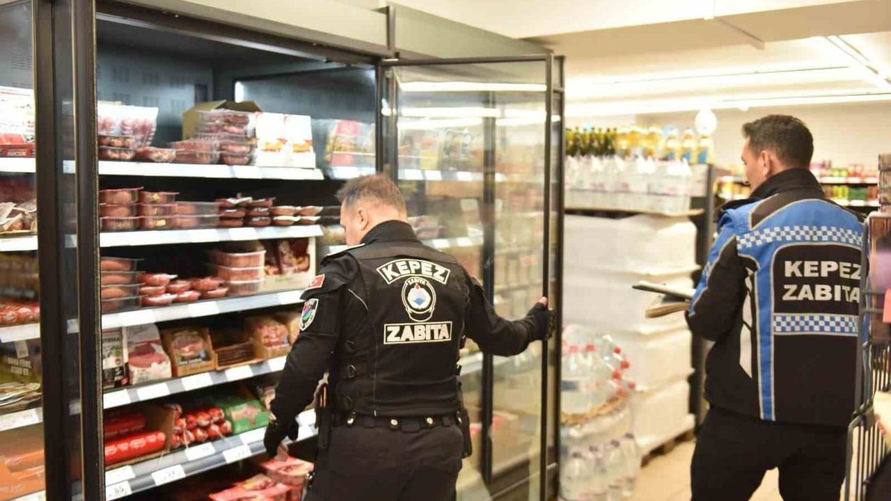 Marketlere Zabıta Denetimi: Fiyat Etiketi ve Son Kullanma Tarihleri Kontrol Edildi