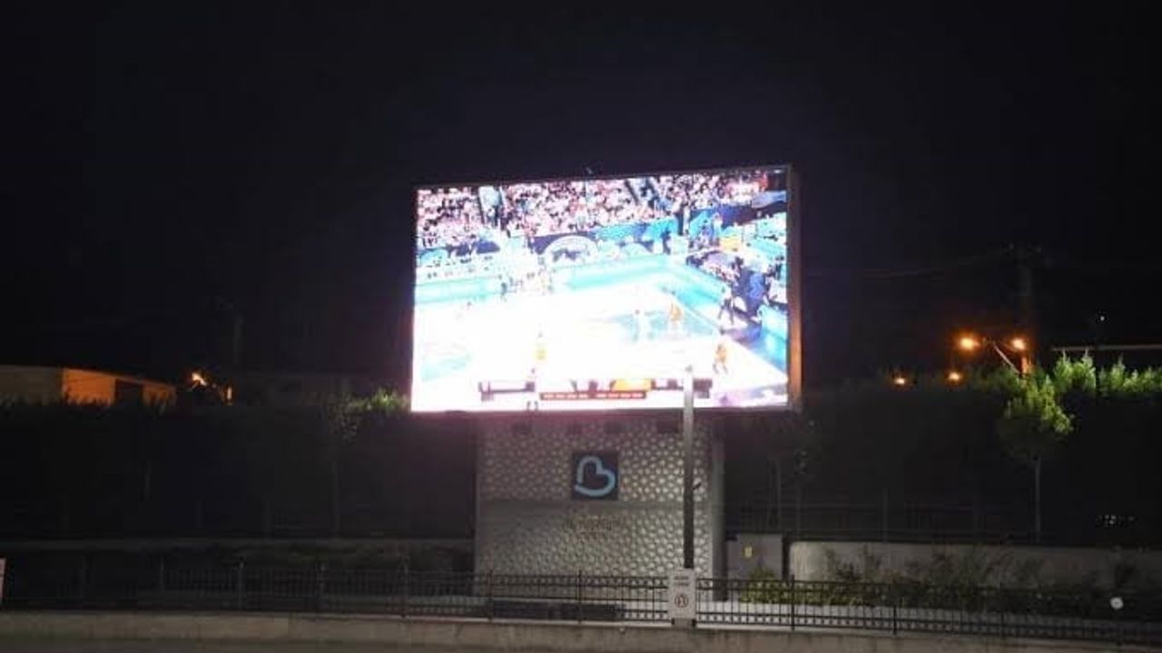 Marmara Adalar'da Fırtına Sebebiyle Dev Ekran Devrildi