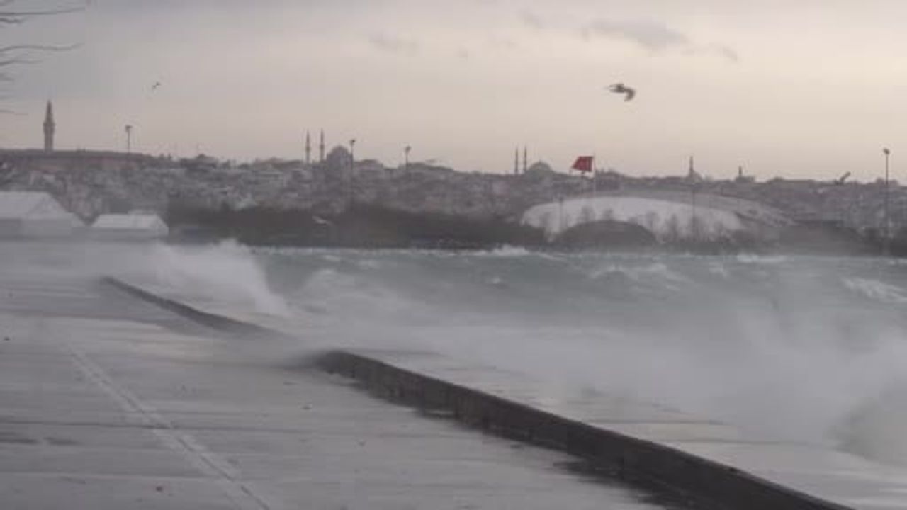Marmara'da Şiddetli Lodos Gemileri Durma Noktasına Getirdi
