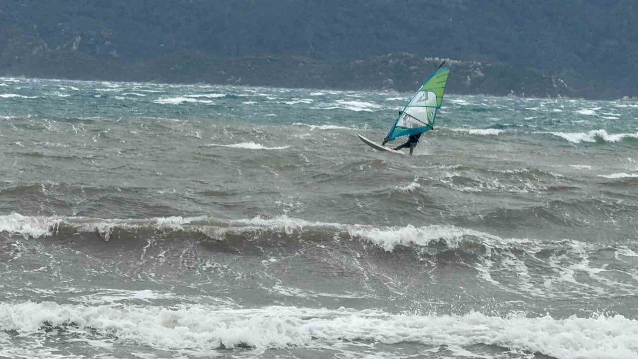 Marmaris'te Fırtına Etkisini Sürdürüyor