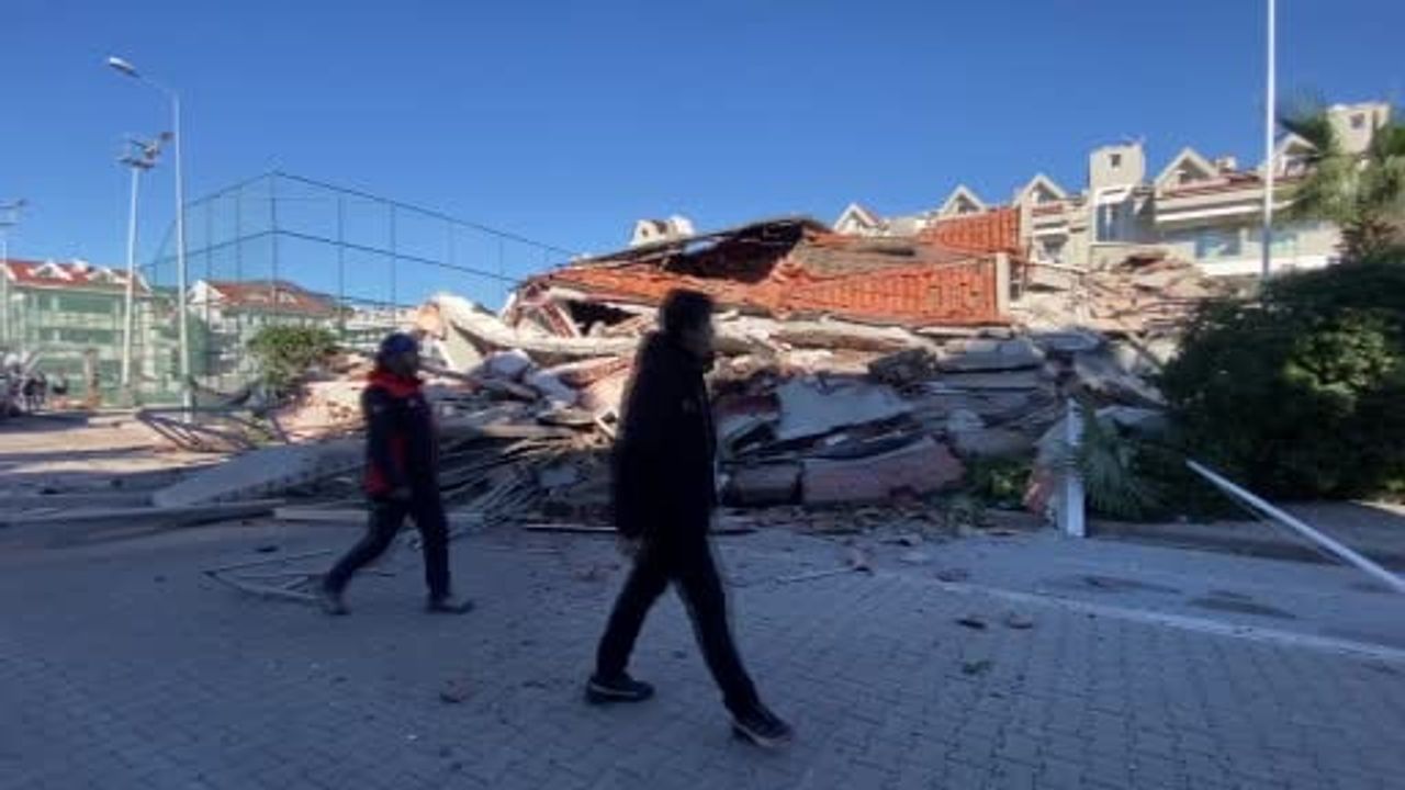 Marmaris'te Güçlendirme Çalışması Süren Apart Otel Çöktü