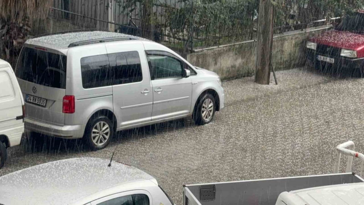 Marmaris'te Kısa Süreli Dolu Yağışı