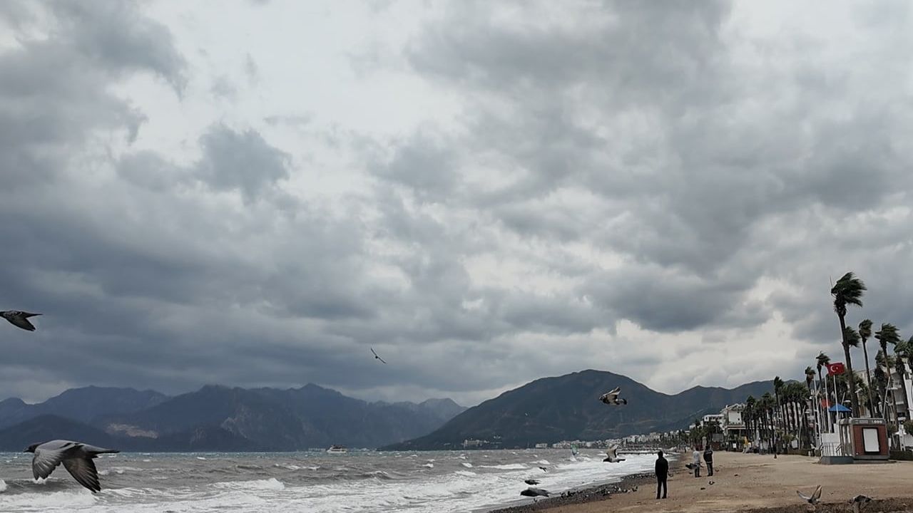 Marmaris'te Şiddetli Fırtına ve Sağanak Yağış