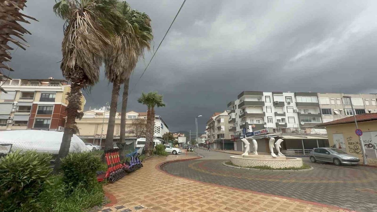 Marmaris'te Şiddetli Fırtına ve Yağmur Etkili Olmaya Devam Ediyor
