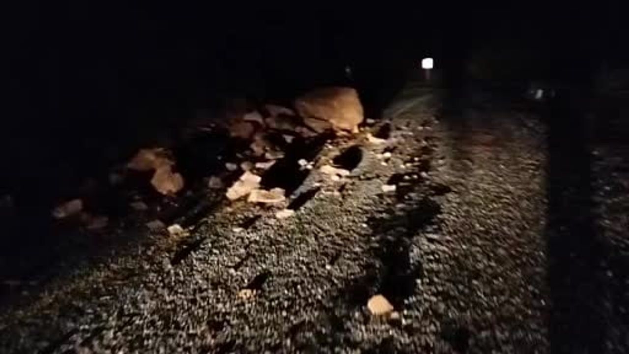 Marmaris'te Toprak Kayması Yol Trafiğini Etkiledi