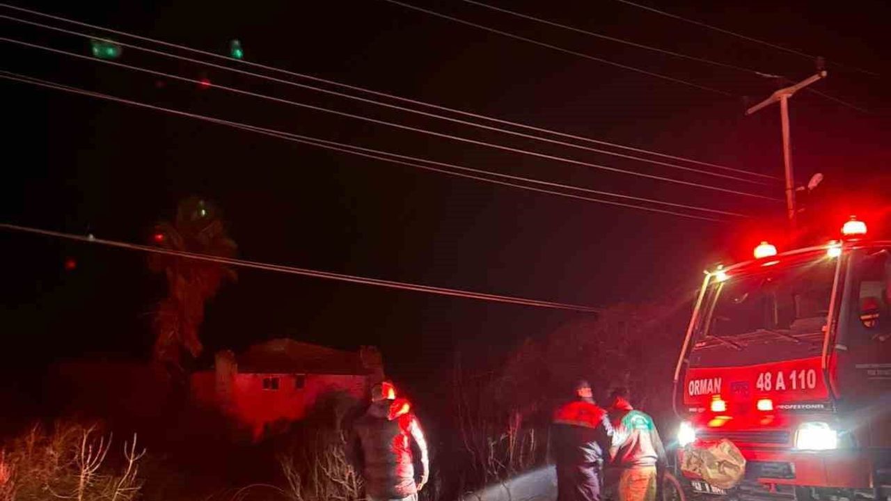 Marmaris'teki Fırtına Elektrik Tellerini Kopardı, Yangın Kontrol Altına Alındı