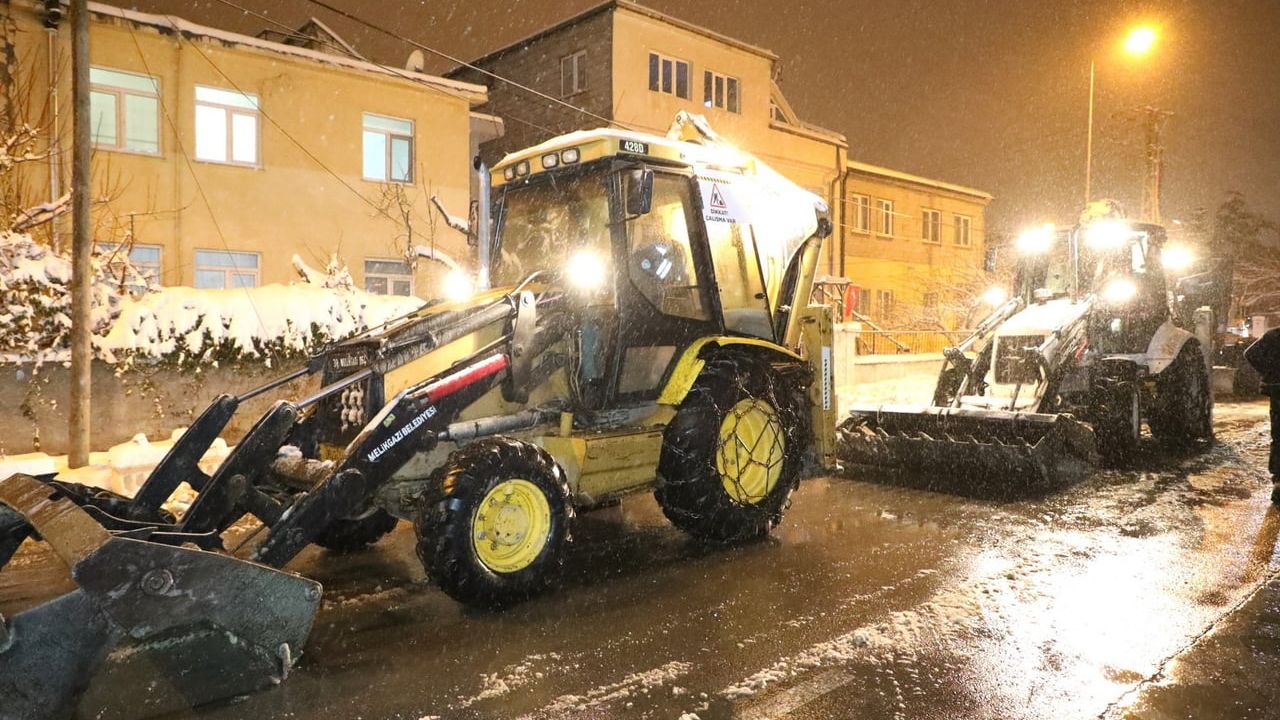 Melikgazi'de Karla Mücadele Çalışmaları Aralıksız Devam Ediyor