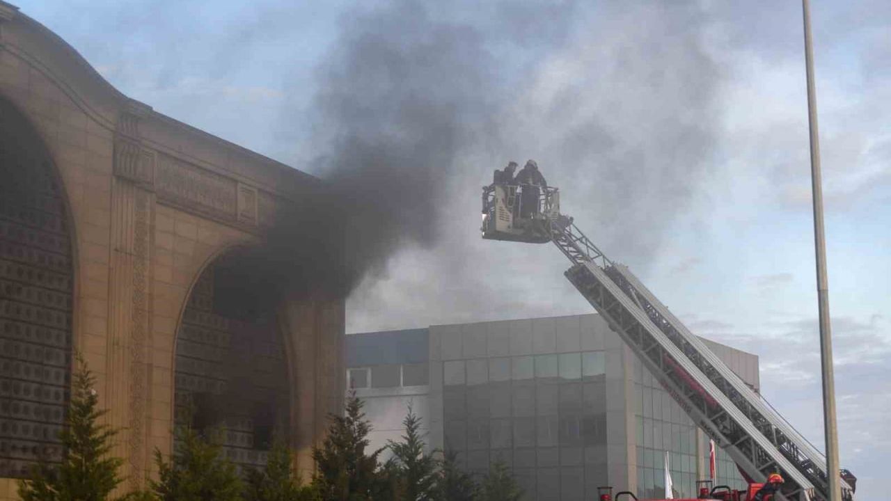 Menderes'te Fabrika Yangını Kontrol Altına Alındı