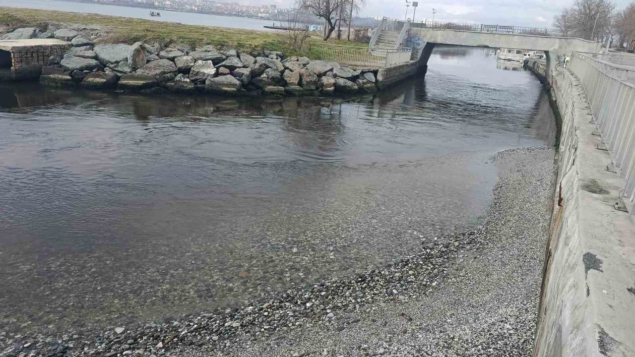 Menekşe Deresi'nde Su Seviyesinin Düşmesi Tekne Geçişlerini Zorlaştırdı