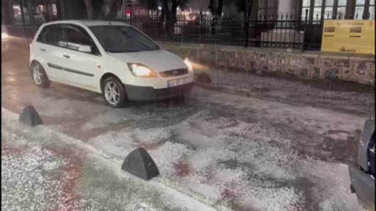 Menteşe'de Dolu ve Sağanak Yağış Trafiği Olumsuz Etkiliyor