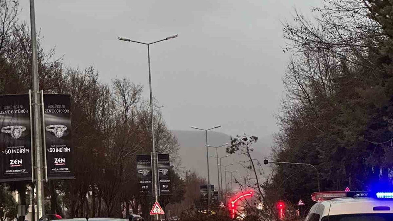 Menteşe'de Fırtına Sonrası Trafik Aksadı