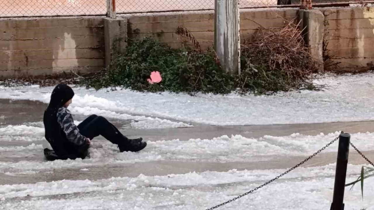Mersin'de Aniden Bastıran Dolu Yağışı Hayatı Olumsuz Etkiledi