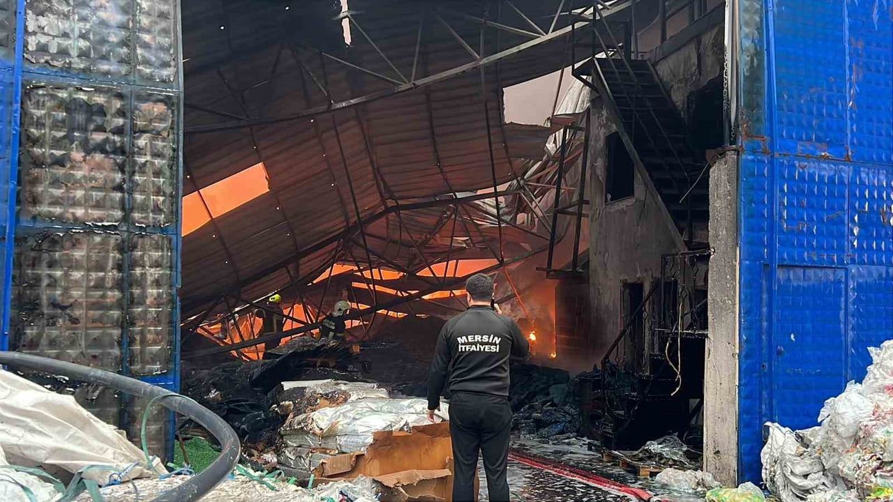 Mersin'de Geri Dönüşüm Tesisinde Yangın