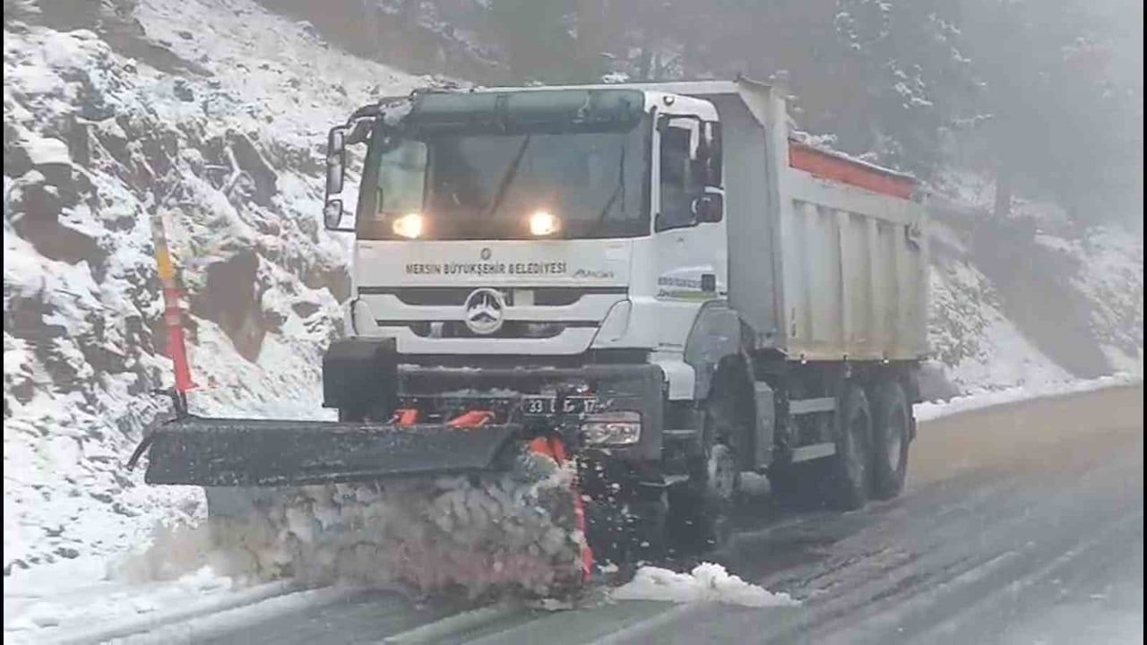 Mersin'de Karla Mücadele Çalışmaları Aralıksız Devam Ediyor
