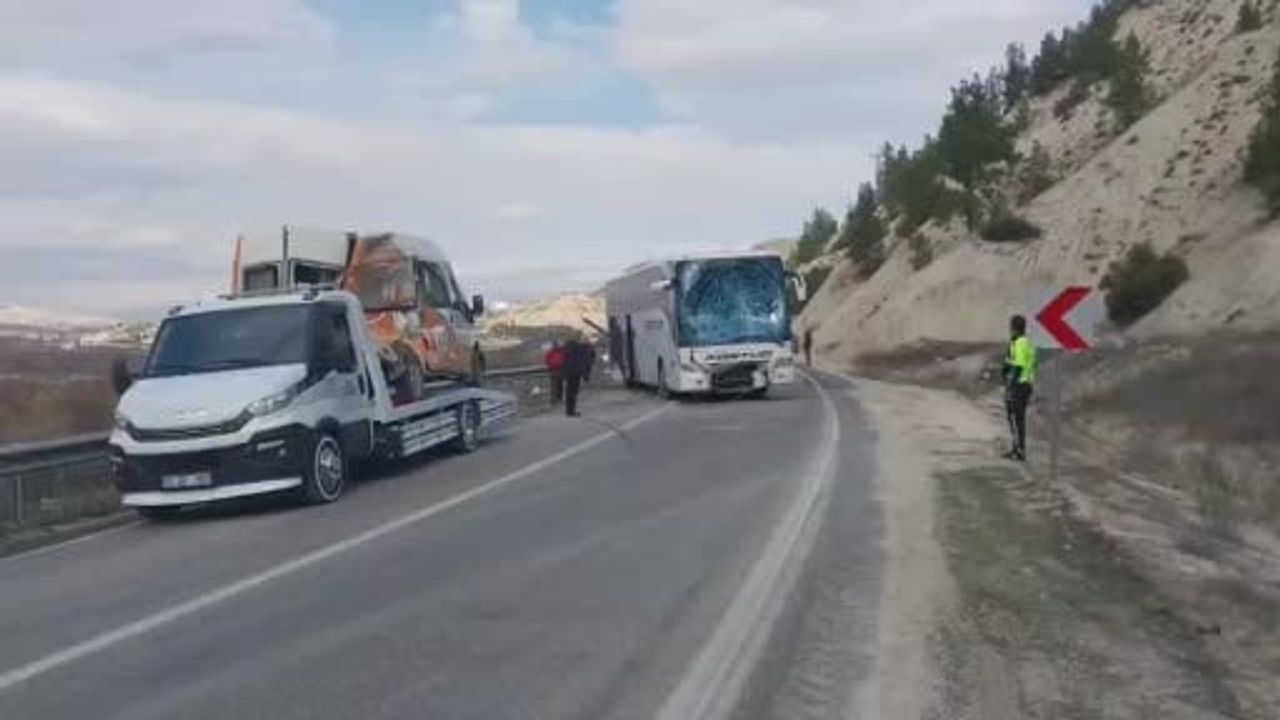 Mersin'de Otobüs ve Minibüs Çarpıştı: 2 Yaralı