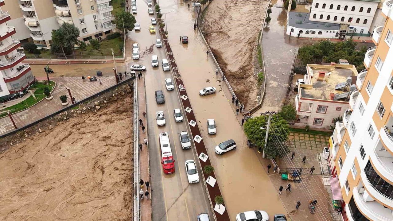 Mersin'de Sel Felaketi ile Mücadele Devam Ediyor