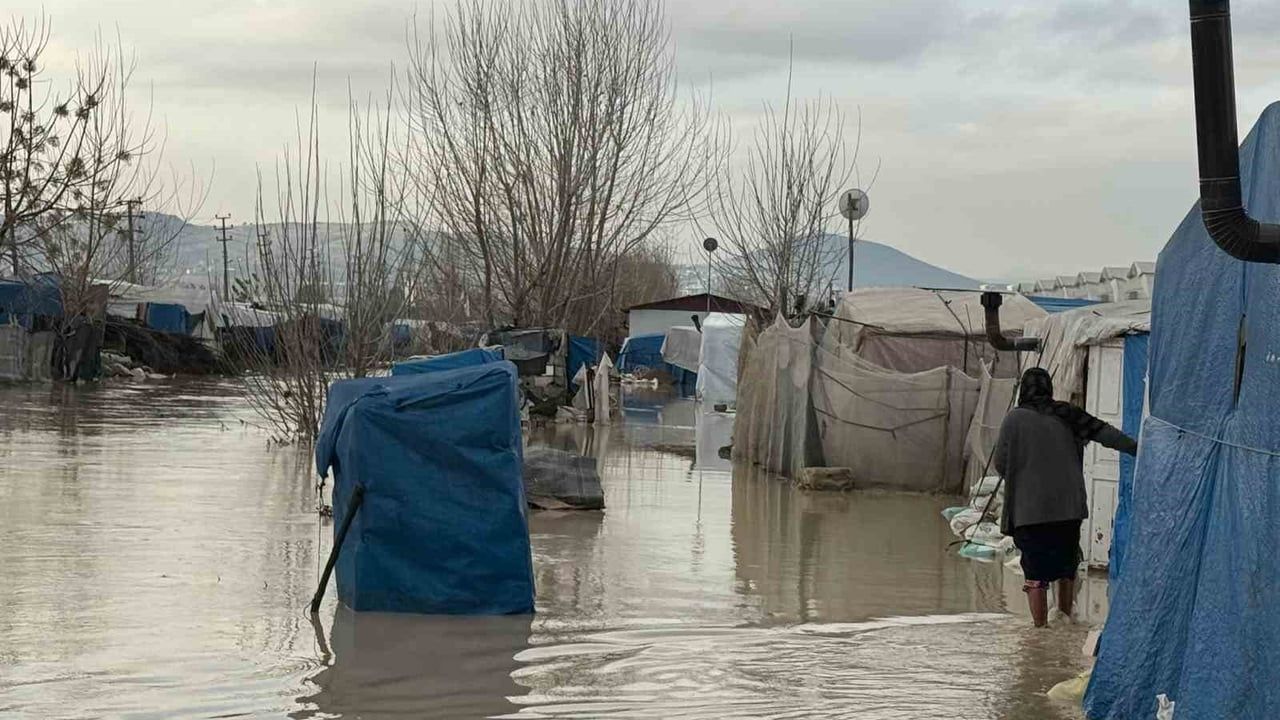 Mersin'de Sel Felaketi: Mahsur Kalan Vatandaş Kepçeyle Kurtarıldı